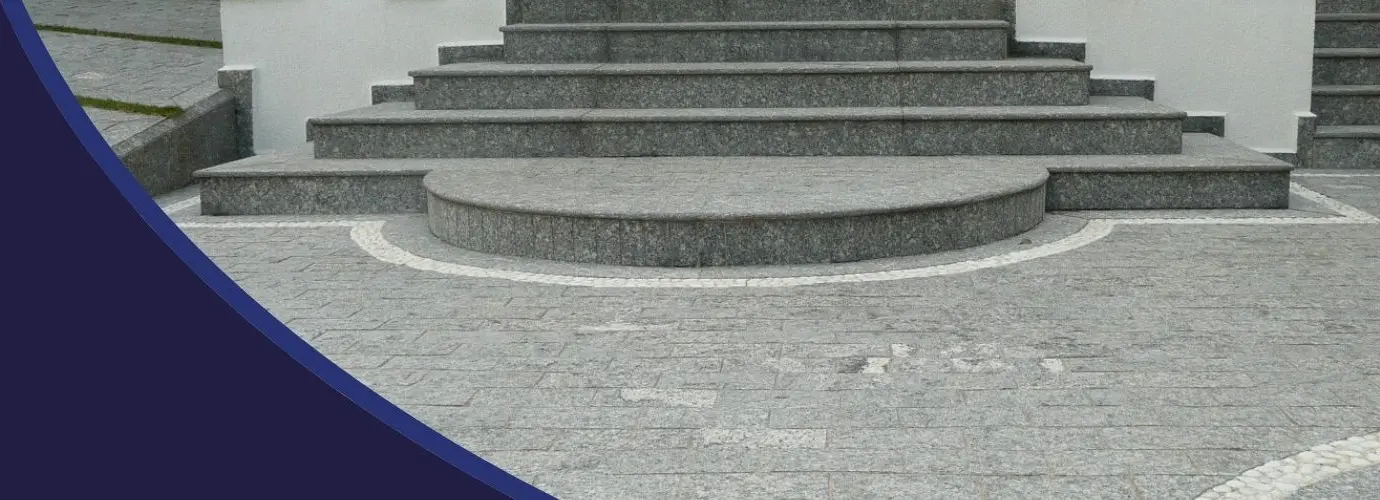 Escadaria e calçada revestidas em pedra miracema cinza na entrada de um imóvel